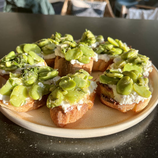 BRUSCHETTA RICOTTA FEVES MENTHE